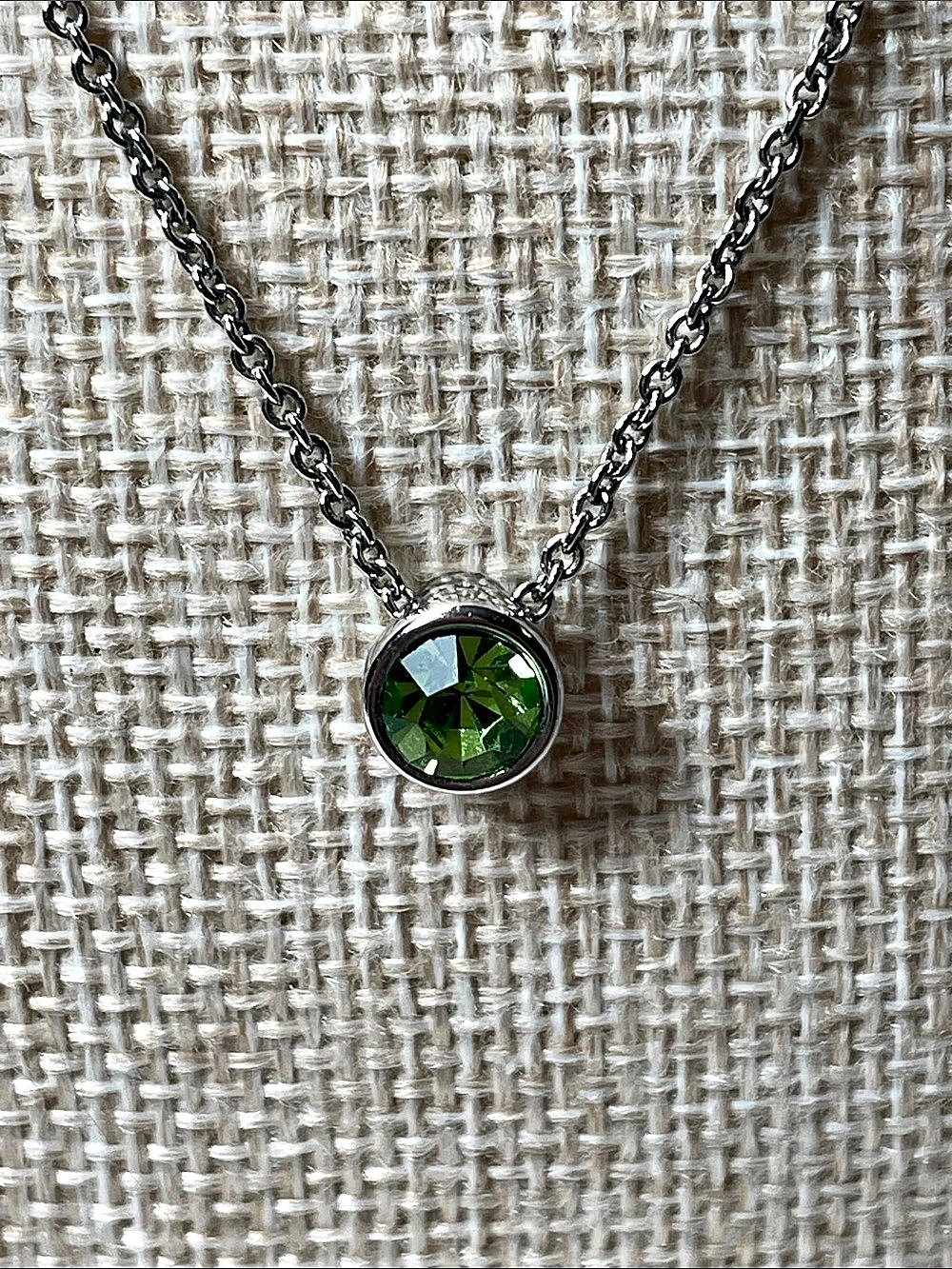 Lia Sophia Green Pendant on Silver tone Chain Necklace Like New